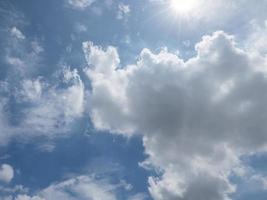 blå himmel vitt moln. utomhus molnlandskap vacker flygfoto klart utrymme dag natur scenisk bakgrund. ljus skyline hög luft fluffig miljö. horisontell solljus landskap tapet bakgrund. foto