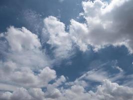 blå himmel vitt moln. utomhus molnlandskap vacker flygfoto klart utrymme dag natur scenisk bakgrund. ljus skyline hög luft fluffig miljö. horisontell solljus landskap tapet bakgrund. foto