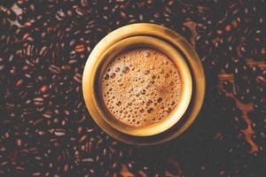 söder indisk filtrera kaffe eras i en traditionell mässing eller rostfri stål kopp foto