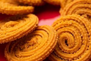 chakli är en välsmakande mellanmål från Indien. den är en spiral formad mellanmål med en spiked yta foto