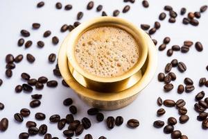 söder indisk filtrera kaffe eras i en traditionell mässing eller rostfri stål kopp foto