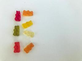 brev b tillverkad av skön ljuv utsökt flerfärgad seg saftig frukt klibbig björnar sötsaker på en vit bakgrund. ljuv alfabet foto