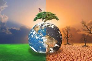 jämförande bild mellan torka, global uppvärmningen effekt och uppfriskande område. de begrepp av ändring borstar. kärlek de värld. spara de miljö. foto