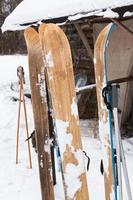 bred trä- jakt skidor foto
