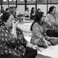 delhi, Indien, juni 19 2022-gruppen yoga övning session för människor av annorlunda ålder grupper i balaji tempel, vivek vihar, internationell yoga dag, stor grupp av vuxna delta yoga klass-svart och vit foto