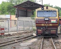 kalka, haryana, Indien Maj 14 2022 - indisk leksak tåg diesel lokomotiv motor på kalka järnväg station under de dag tid, kalka shimla leksak tåg diesel lokomotiv motor foto