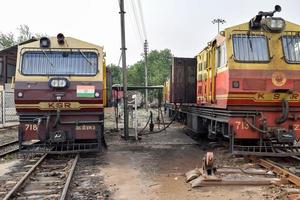 kalka, haryana, Indien Maj 14 2022 - indisk leksak tåg diesel lokomotiv motor på kalka järnväg station under de dag tid, kalka shimla leksak tåg diesel lokomotiv motor foto