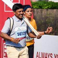 ny delhi, Indien - oktober 16 2022 - vedanta delhi halv maraton lopp efter covid i som maraton deltagarna handla om till korsa de Avsluta linje, delhi halv maraton 2022 foto
