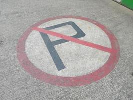 Nej parkering symbol på de väg foto