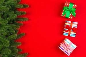 topp se av gåva låda och gran träd grenar på färgrik bakgrund. glad jul begrepp med tömma Plats för din design foto