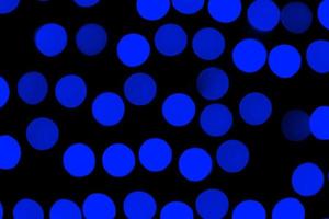 ofokuserad abstrakt mörk blå bokeh på svart bakgrund. defocused och suddig många runda ljus foto