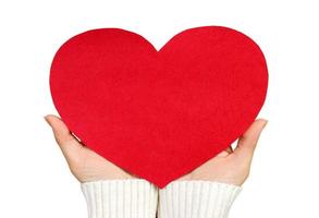 en stänga upp av en kvinna hand innehav en röd papper hjärta med kopia Plats. kärlek och roman begrepp. isolerat på en vit bakgrund foto