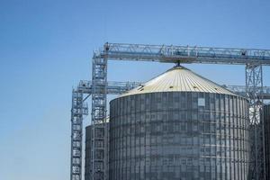 komplex silos för lagring av spannmål, stående i de öppen luft. foto