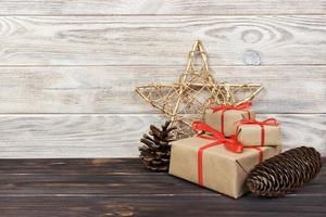 jul bakgrund med dekorationer och gåva lådor på trä- styrelse foto
