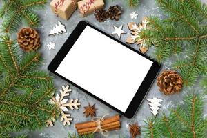 digital läsplatta falsk upp med rustik jul grå cement bakgrund dekorationer för app presentation. topp se med kopia Plats foto