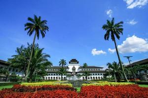 bandung, Indonesien, juli 27, 2014, gedung sate är de kontor byggnad av de guvernör av väst java. detta byggnad har en karakteristisk i de form av en grillspett prydnad på de central torn. foto