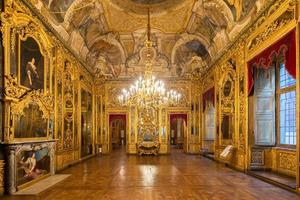turin, Italien - cirka januari 2022 - barock gammal rum interiör i carignano palats. foto