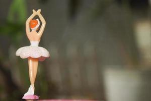 leksak figur av en ballerina flicka stående på musik låda foto