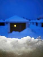 stänga upp vit snö på de fönster, vit snöflingor på de fönster under blå himmel, säsonger hälsningar, glad jul, vinter- tid tapet foto