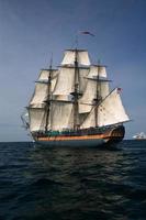 piratskepp som seglar till sjöss under fullt segel foto