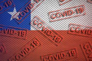 chile flagga och många röd covid-19 frimärken. coronavirus eller 2019-ncov virus begrepp foto