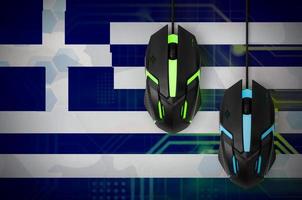 grekland flagga och två möss med bakgrundsbelysning. uppkopplad kooperativ spel. cyber sport team foto