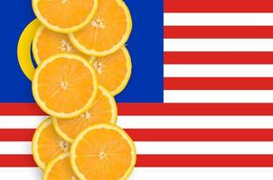 malaysia flagga och citrus- frukt skivor vertikal rad foto