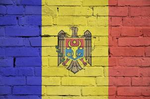moldavien flagga är målad till ett gammal tegel vägg foto