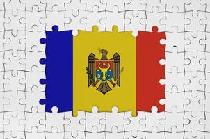 moldavien flagga i ram av vit pussel bitar med saknas central del foto
