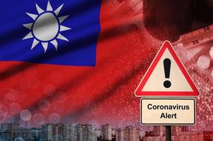 taiwan flagga och coronavirus 2019-ncov varna tecken. begrepp av hög sannolikhet av ny coronavirus utbrott genom reser turister foto