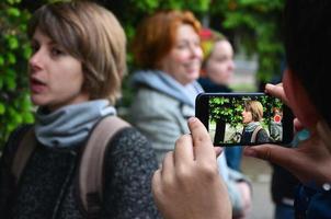 Kharkov, ukraina - Maj 17, 2017 deltagarna av de först HBTQ verkan i kharkov ge intervjuer handla om ett oväntat ge sig på och störning av de händelse foto