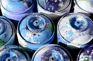 en massa av Begagnade blå metall tankar med måla för teckning graffiti foto