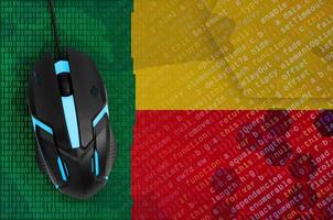 benin flagga och dator mus. digital hot, olaglig insatser på de internet foto