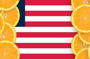 Liberia flagga i citrus- frukt skivor vertikal ram foto