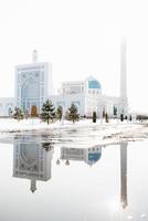 tasjkent, uzbekistan. december 2020. vit moské mindre i vinter- på en solig dag foto