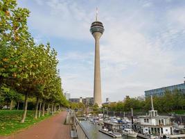 Düsseldorf på de Rhen flod foto