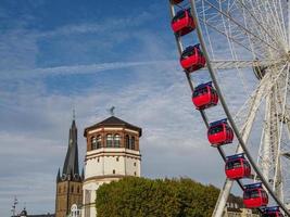 Düsseldorf och de Rhen flod foto