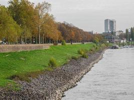 de Rhen flod och de stad av Düsseldorf foto