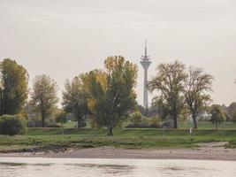 de Rhen flod och de stad av Düsseldorf foto