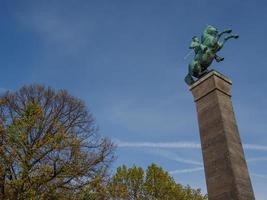 de Rhen flod och de stad av Düsseldorf foto