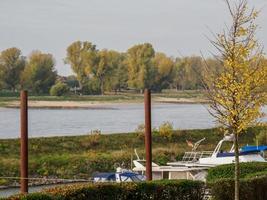 de Rhen flod och de stad av Düsseldorf foto