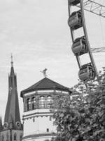 de Rhen flod och de stad av Düsseldorf foto