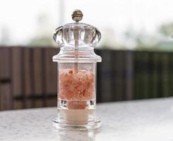 himalayan rosa salt i glas salt shaker närbild foto