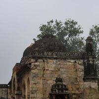 mughal arkitektur inuti lodhi trädgårdar, delhi, Indien, skön arkitektur inuti trekupol moské i lodhi trädgård är sa till vara de fredag moské för fredag bön, lodhi trädgård grav foto