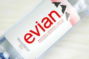 Kharkov, ukraina - juli 2, 2021 flaska av evian naturlig mineral vatten. evian tappning fabrik belägen i amfion, Frankrike foto