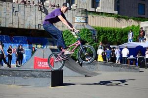 kharkiv, ukraina - 27 Maj, 2018 freestyle bmx ryttare i en skatepark under de årlig festival av gata kulturer foto