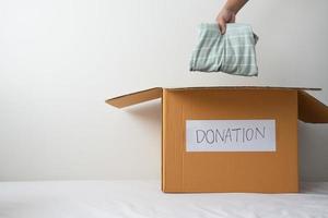 begrepp av trasa donation. sätta gammal och obruk andra hand skjorta sändning ut för donation. foto