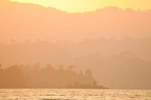 solnedgång vid sjön, Khao Sok National Park foto