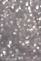 gråvit silver- defocused lampor med glitter. Semester, jul, ny år, täcka över. kopia Plats foto