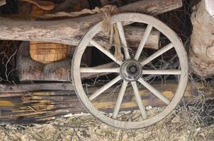 de gammal trä- hjul från de transport hänger på de vägg av de ukrainska ladugård foto